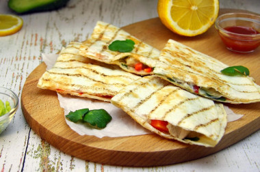 Quesadilla z kurczakiem i serem w domu