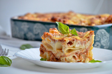 lasagne z makaronem z mięsem mielonym w piekarniku