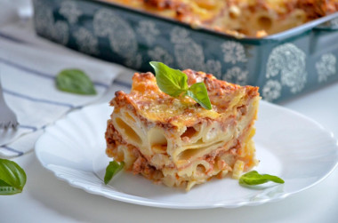 lasagne z makaronem z mięsem mielonym w piekarniku