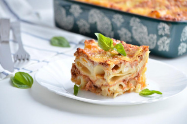 lasagne z makaronem z mięsem mielonym w piekarniku