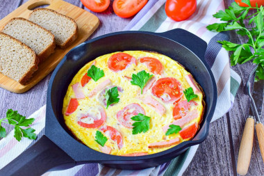 omlet na patelni z kiełbasą i serem