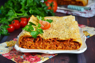 leniwa lasagne pita z mięsem mielonym w piekarniku