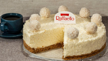 ciasto twarogowe Raffaello z ciasteczkami ze śmietaną i kokosem