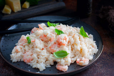 risotto w sosie śmietanowym z krewetkami