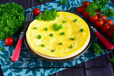 klasyczny omlet z mlekiem na patelni