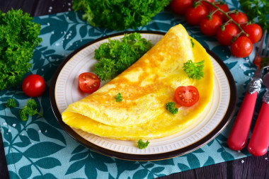 klasyczny omlet z mlekiem na patelni