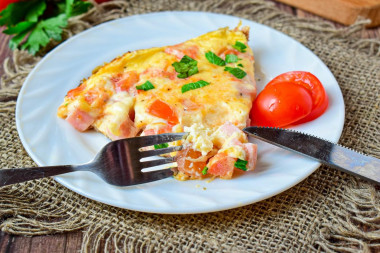 omlet z szynką i serem na patelni