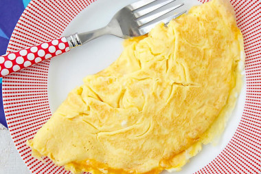 słodki omlet z mlekiem na patelni