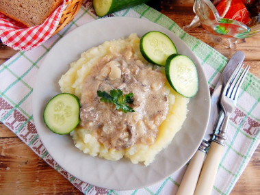 wątróbka drobiowa w śmietanie z sosem