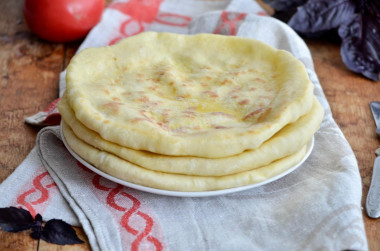 chaczapuri z nadzieniem z solonego sera bez zieleni