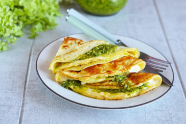 omlet z pesto i twarogiem