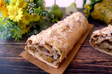 strudel z aromatyczną gruszką w kremowej polewie