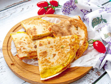 tortilla z nadzieniem na patelni