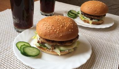 domowy hamburger z mieloną wieprzowiną i mozzarellą