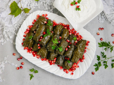 klasyczna dolma w liściach winogron w rondlu