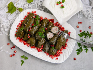 klasyczna dolma w liściach winogron w rondlu