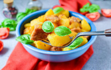 pieczeń wieprzowa w garnku z ziemniakami pieczeń wieprzowa w garnku z ziemniakami