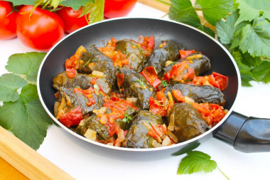 dolma z sosem pomidorowym