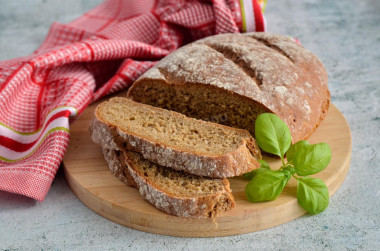 czarny chleb z mąki żytniej i pszennej w piekarniku