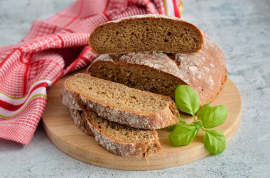 czarny chleb z mąki żytniej i pszennej w piekarniku