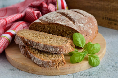 czarny chleb z mąki żytniej i pszennej w piekarniku