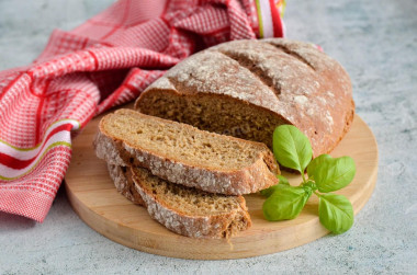 czarny chleb z mąki żytniej i pszennej w piekarniku