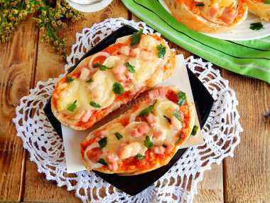 mini pizza na bochenku w piekarniku