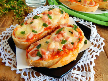 mini pizza na bochenku w piekarniku