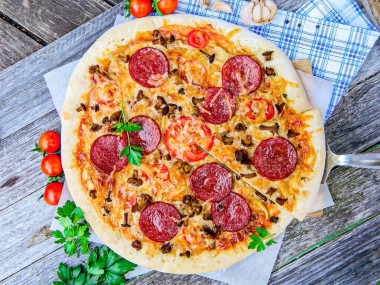 Pizza bez drożdży na mleku w piekarniku