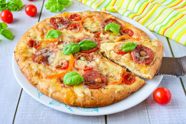 pizza z mozzarellą i pomidorami