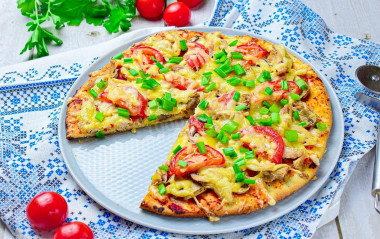 pizza z kurczakiem i grzybami w piekarnik