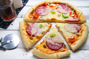 Pizza na grubym cieście w piekarniku