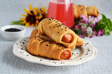 kiełbaski w francuskim cieście drożdżowym w piekarniku