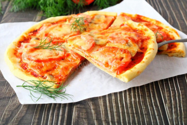 pizza na cienkim cieście bez drożdży