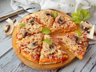 Pizza z kiełbasą grzybami i serem