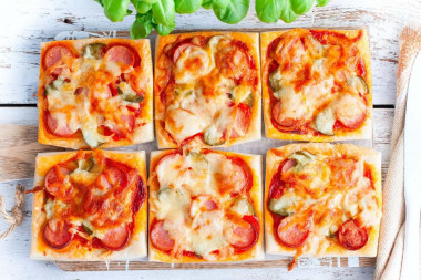 mini pizza z ciasta francuskiego