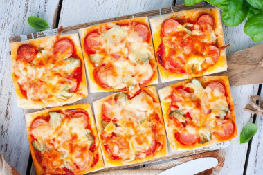 mini pizza z ciasta francuskiego