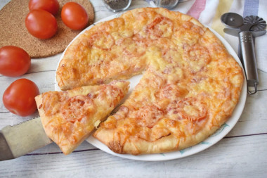pizza z wędzoną kiełbasą i serem pizza z wędzoną kiełbasą i serem