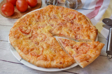 pizza z wędzoną kiełbasą i serem pizza z wędzoną kiełbasą i serem