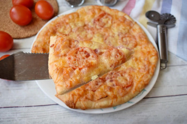 pizza z wędzoną kiełbasą i serem pizza z wędzoną kiełbasą i serem