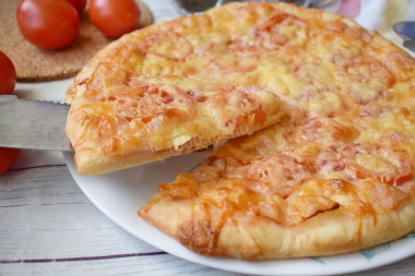 pizza z wędzoną kiełbasą i serem pizza z wędzoną kiełbasą i serem