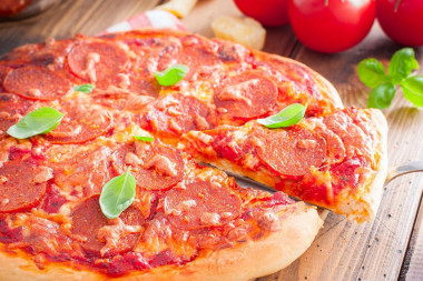 Pizza z pikantną kiełbasą i serem wędzonym