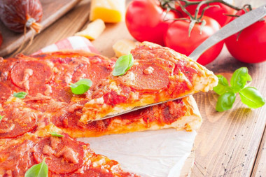 Pizza z pikantną kiełbasą i serem wędzonym