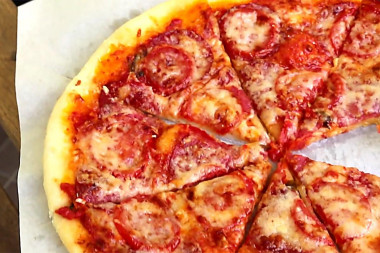 Pizza na drożdżach salami sos serowy