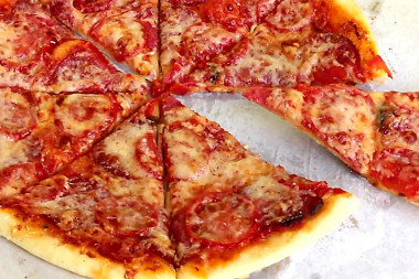 Pizza na drożdżach salami sos serowy