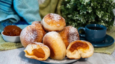 Klasyczne pączki z dżemem smażone w głębokim tłuszczu