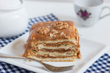 ciasto Napoleon z gotowanym skondensowanym mlekiem z gotowego ciasta francuskiego