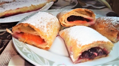 strudel morelowy z ciasta twarogowego