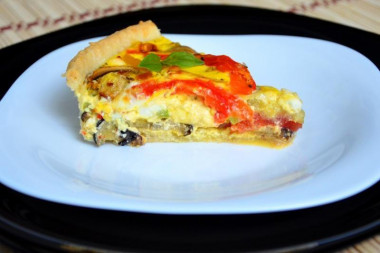 francuskie ciasto quiche z pieczonymi warzywami