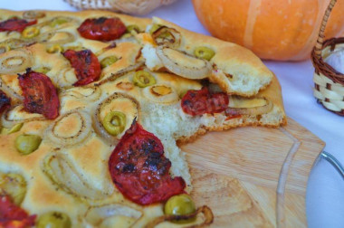 focaccia z suszonymi pomidorami